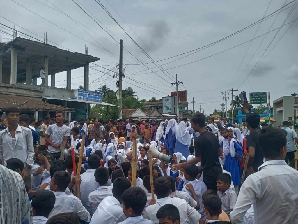 দৌলতপুরে প্রধান শিক্ষকের পদত্যাগ দাবিতে সড়ক অবরোধ