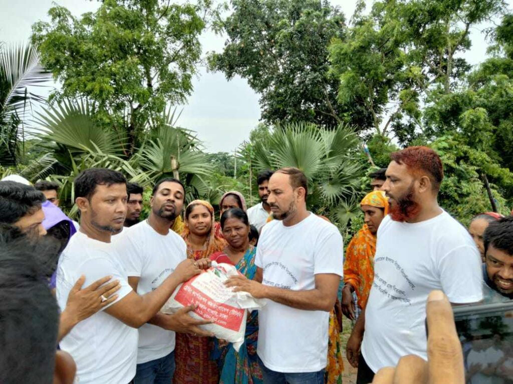 বিএনপির নেত্রী শামা ওবায়েদের পক্ষে বন্যা দূর্গতদের মাঝে খাদ্য ও ঔষধ সামগ্রী বিতরণ