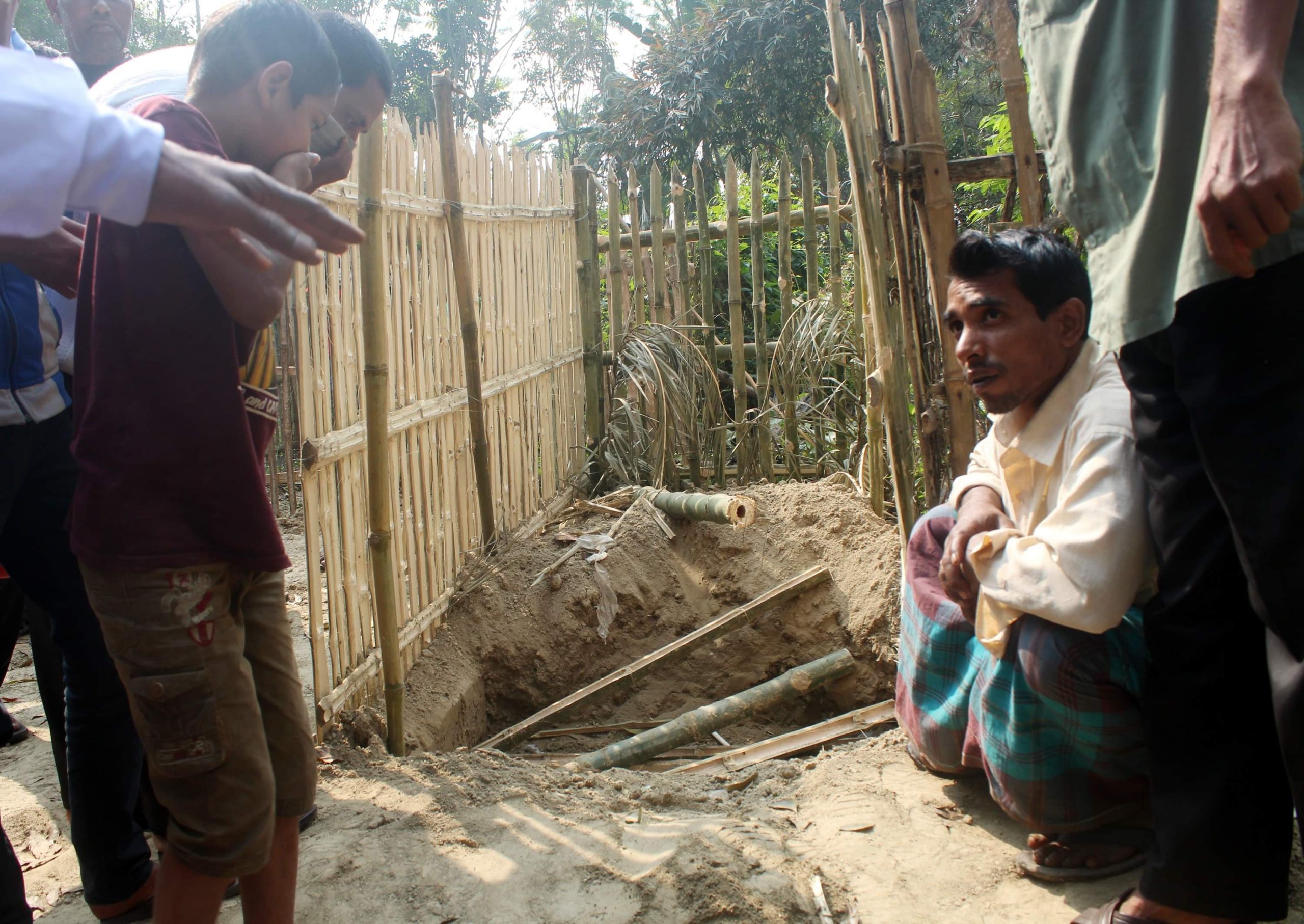 দৌলতপুরে কবরস্থান থেকে মৃত ব্যক্তির হাত ও মাথা উধাও!