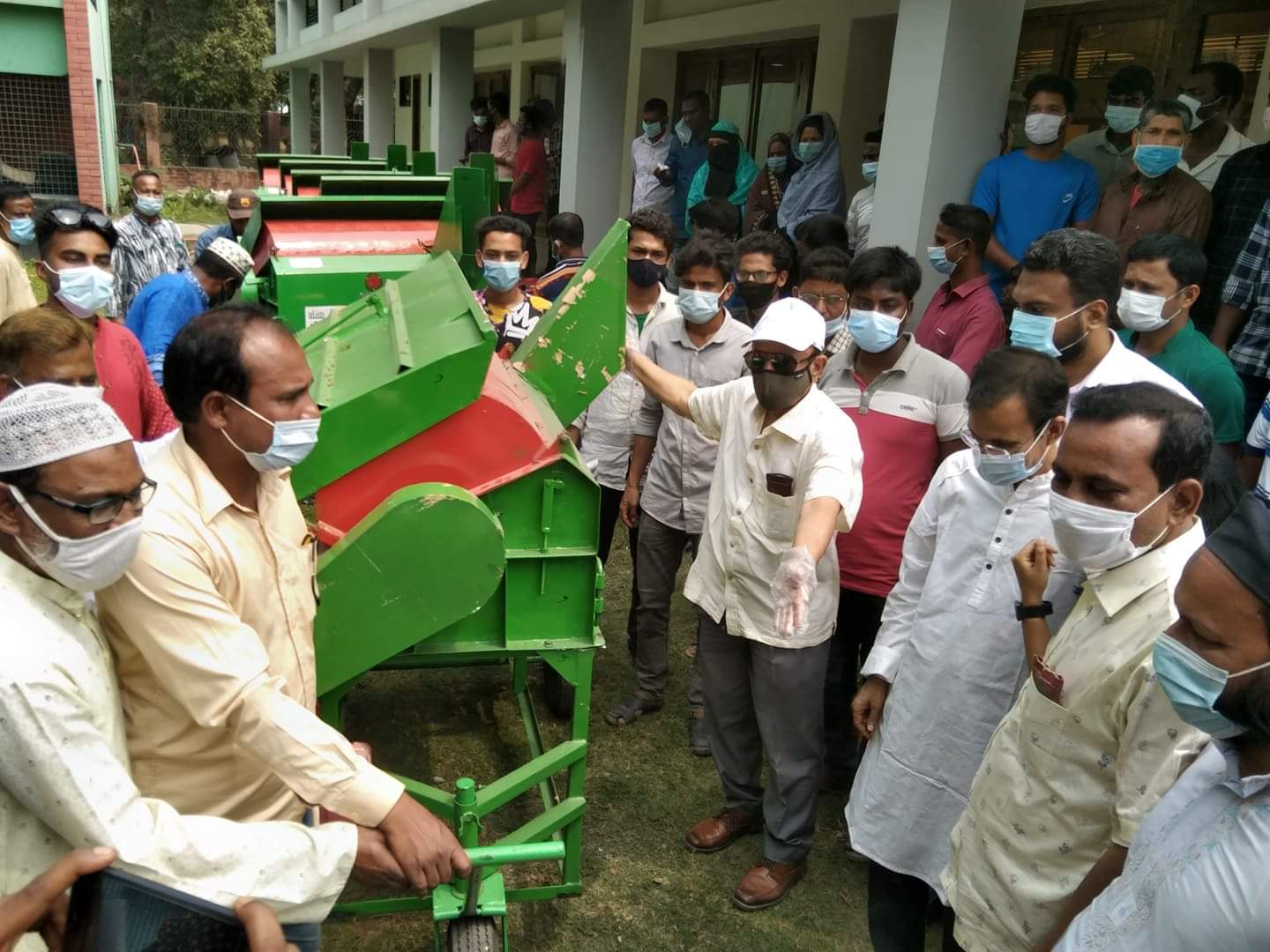 ফুলবাড়ীতে কৃষক গ্রুপের মাঝে ধান মাড়াই মেশিন বিতরণ