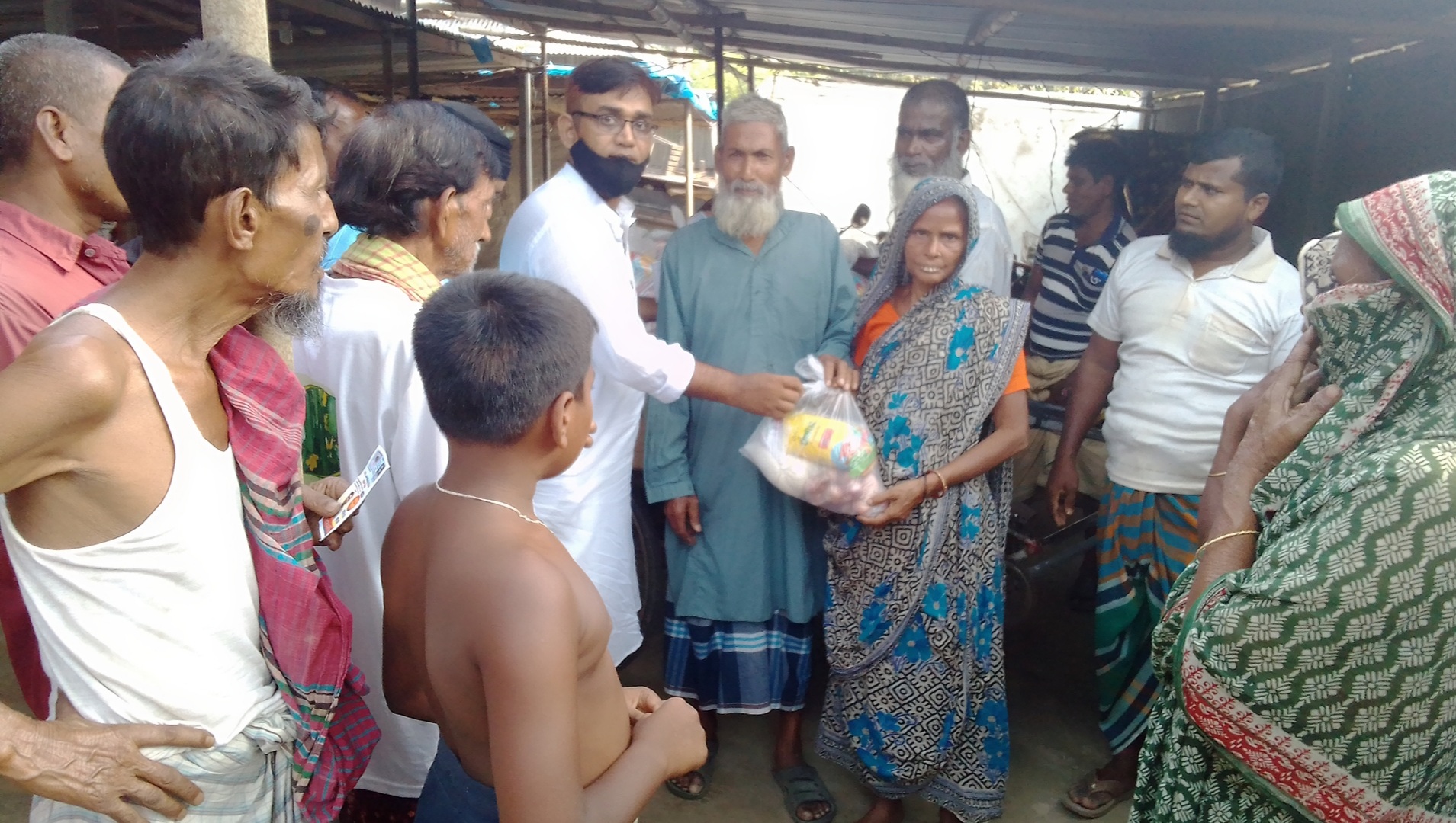 ঘিওরে অসহায় দুস্থদের মাঝে ঈদ সামগ্রী বিতরণ