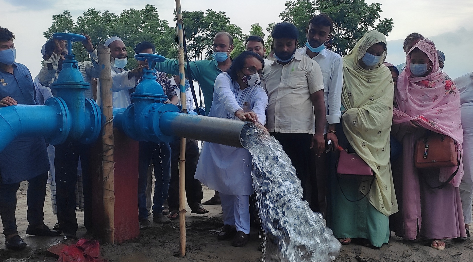 সিংগাইরে কাশিমনগর গ্রামে পানির পাম্প উদ্বোধন