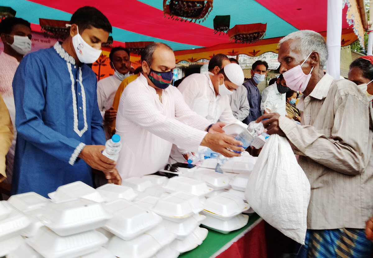 ঘিওরে ৬০০ অসহায় ও দুস্থদের ইফতার দিলেন সাংসদ দুর্জয়