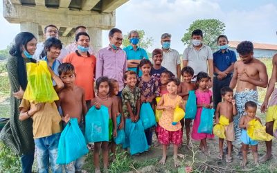 মানিকগঞ্জে ধূমকেতুর আয়োজনে বেদে পল্লীর শিশুদের মাঝে ঈদের নতুন পোশাক বিতরণ