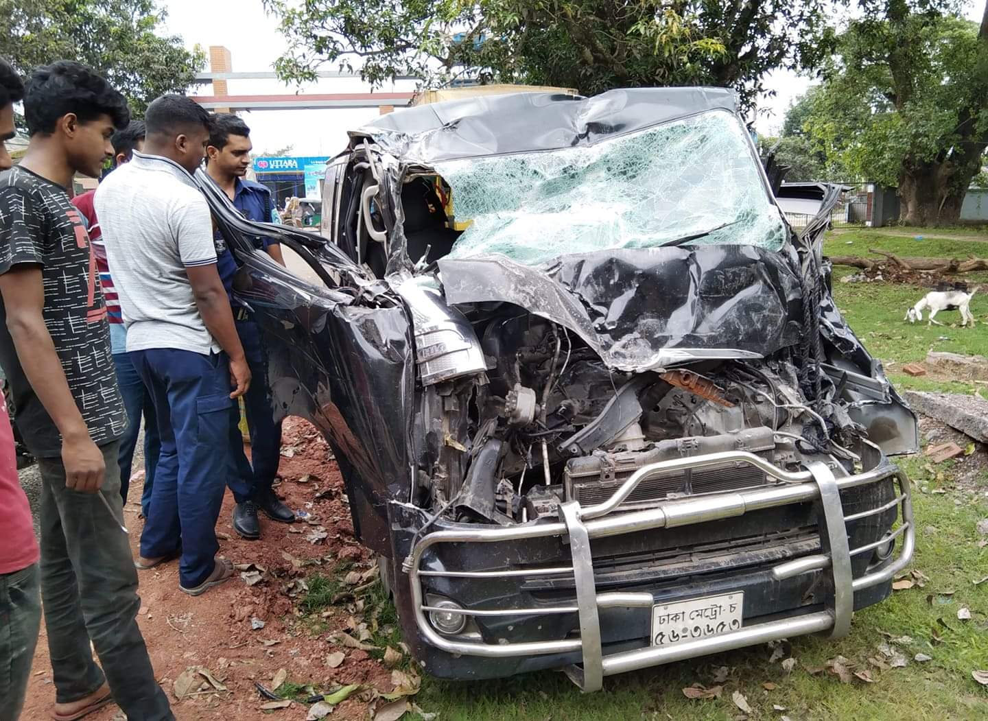 ফুলবাড়ীতে ট্রাকের পিছনে মাইক্রো’র ধাক্কা আহত ১০ জন