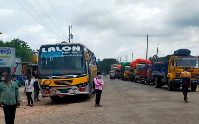 লকডাউন শিথিলে পাটুরিয়ায় যানবাহনের দীর্ঘ সাড়ি