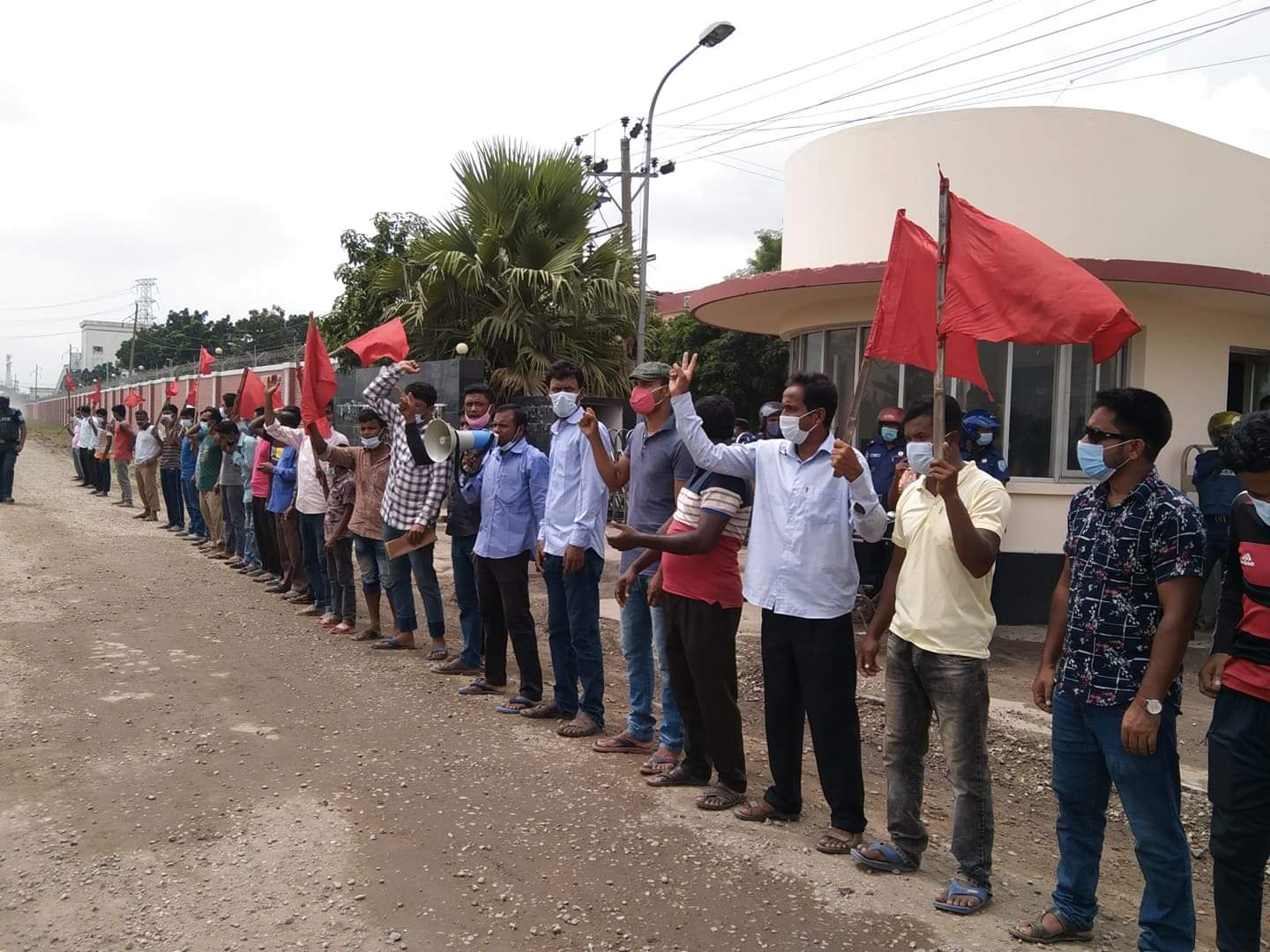 বড়পুকুরিয়া তাপ বিদ্যুৎ কেন্দ্রে শ্রমিক নিয়োগের দাবীতে বিক্ষোভ ও মানববন্ধন অনুষ্ঠিত