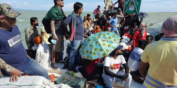 সাগরে ২ ঘন্টা ধরে ভাসছে ট্রলার দিশেহারা ৬০ পর্যটক