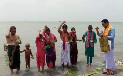 শিবালয়ে আড়াই শত বছরের পুরনো বারুণীর স্নান অনুষ্ঠিত