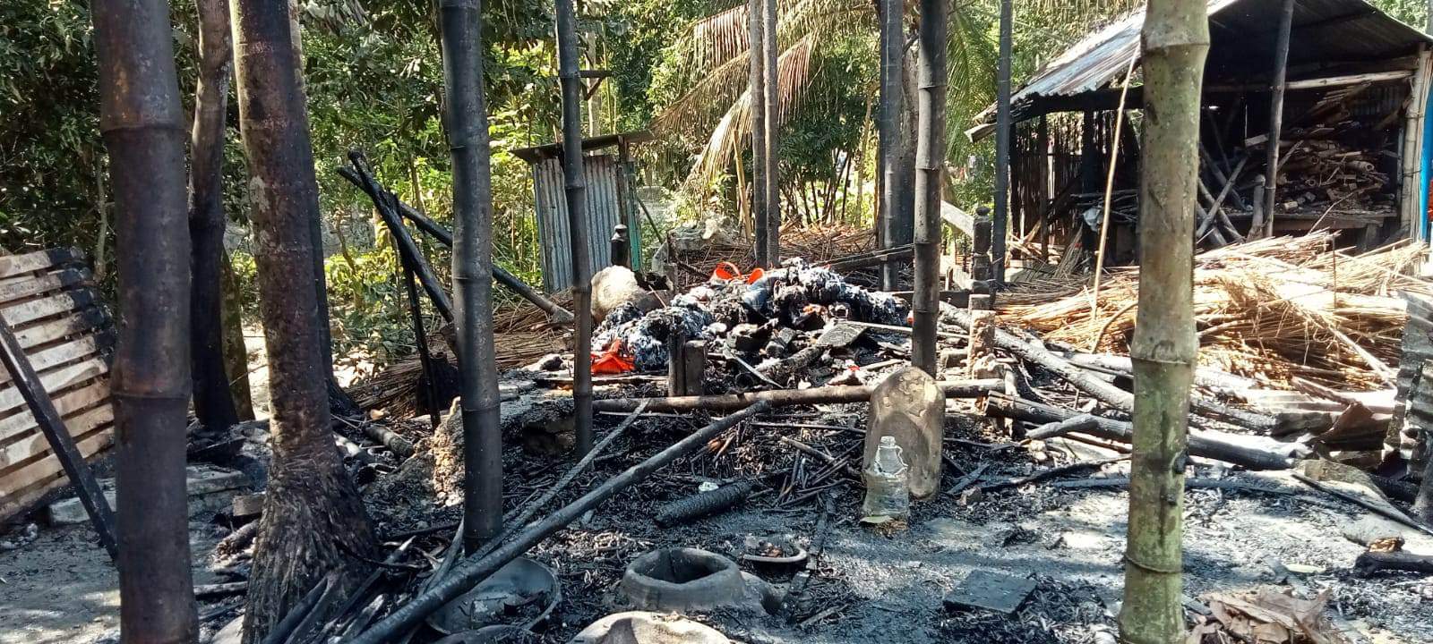 সালথায় প্রতিবন্ধীর মাথা গোঁজার শেষ ঠাঁইটুকু চোখের সামনেই  পুড়ে ছাই