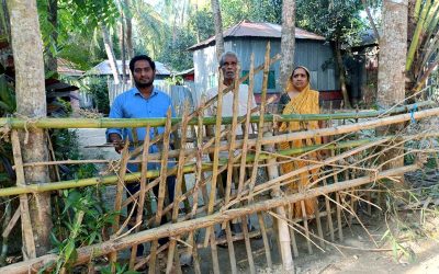 বাঁশের বেড়ায় অবরুদ্ধ শিক্ষকের পরিবার