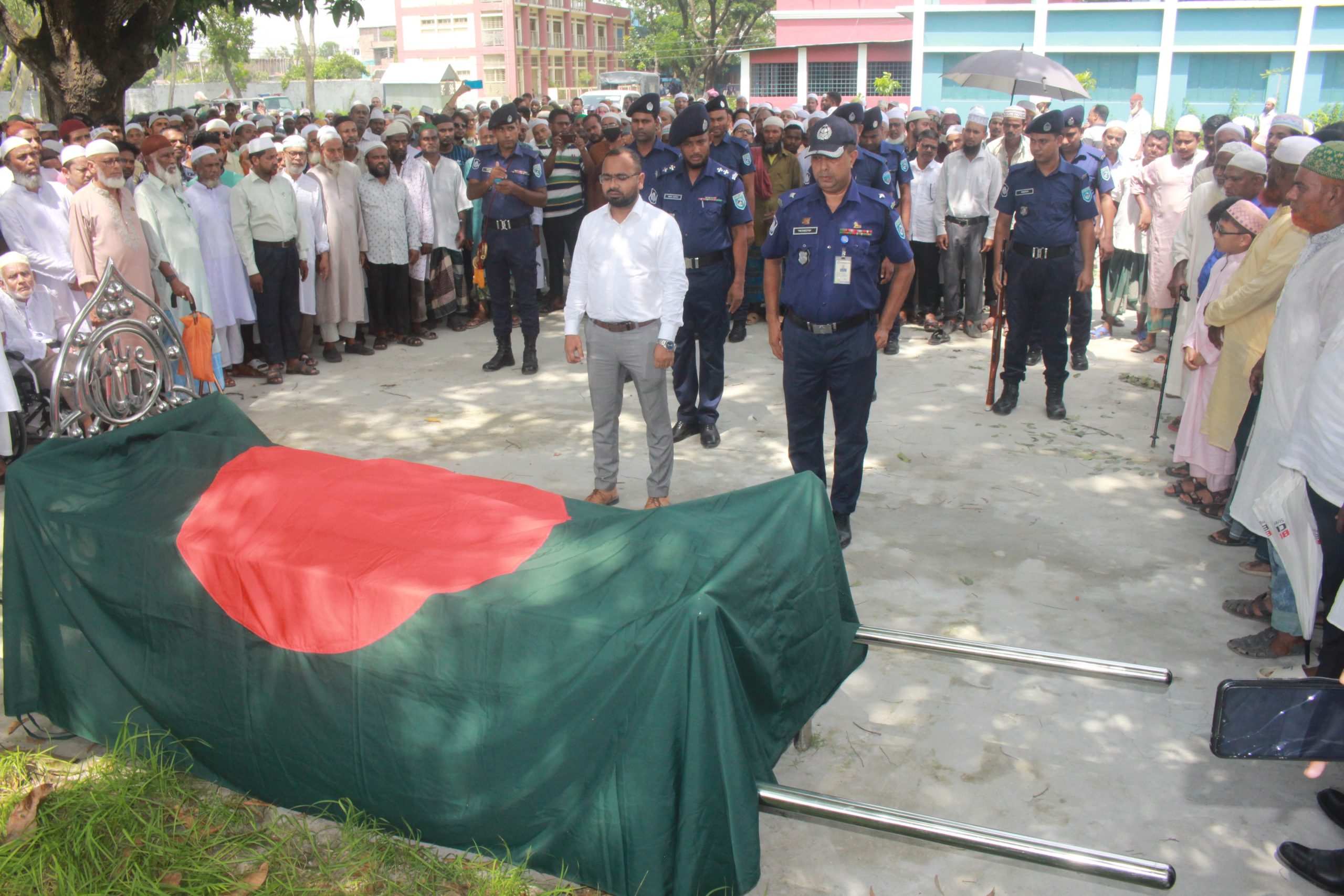 রাষ্ট্রীয় মর্যাদায় বীর মুক্তিযোদ্ধা ডা. কাইয়ুমের দাফন সম্পন্ন