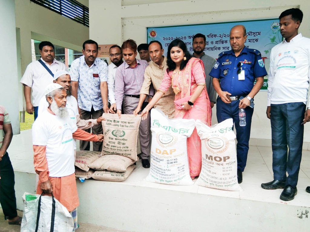 ফুলবাড়ীতে কৃষক‌দের মা‌ঝে বিনামূ‌ল্যে বীজ ও সার বিতর‌ণের উ‌দ্বোধন