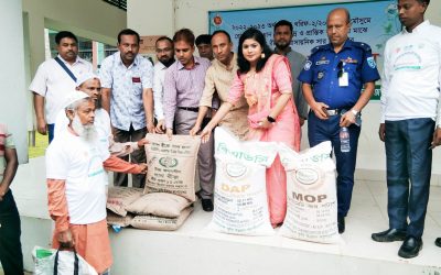 ফুলবাড়ীতে কৃষক‌দের মা‌ঝে বিনামূ‌ল্যে বীজ ও সার বিতর‌ণের উ‌দ্বোধন