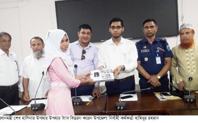 ঘিওরে প্রধানমন্ত্রী’র উপহারের ট্যাব মেধাবী শিক্ষার্থীদের মাঝে বিতরণ