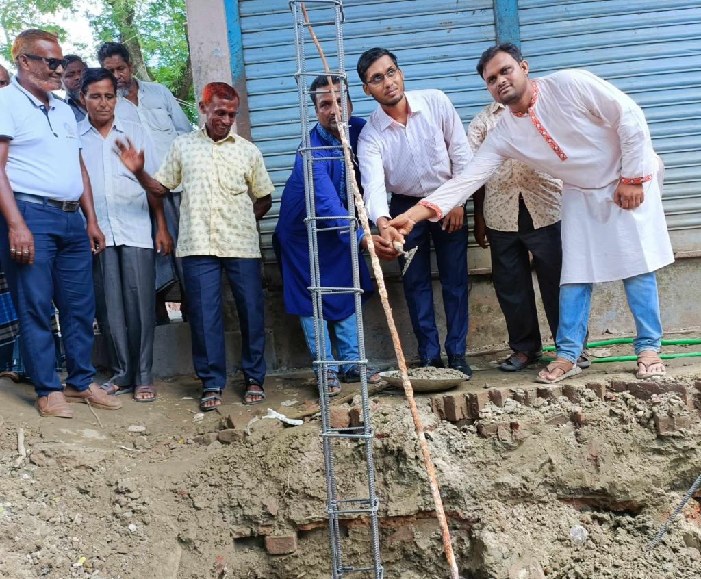 ঘিওর হাটে ব্যবসায়ীদের শেড নির্মাণ উদ্বোধন ।