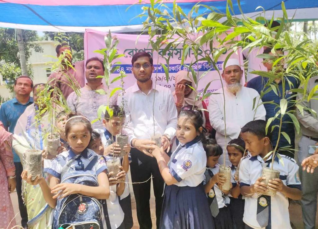 ৭ শতাধিক  শিক্ষার্থীদের গাছের চারা বিতরণ