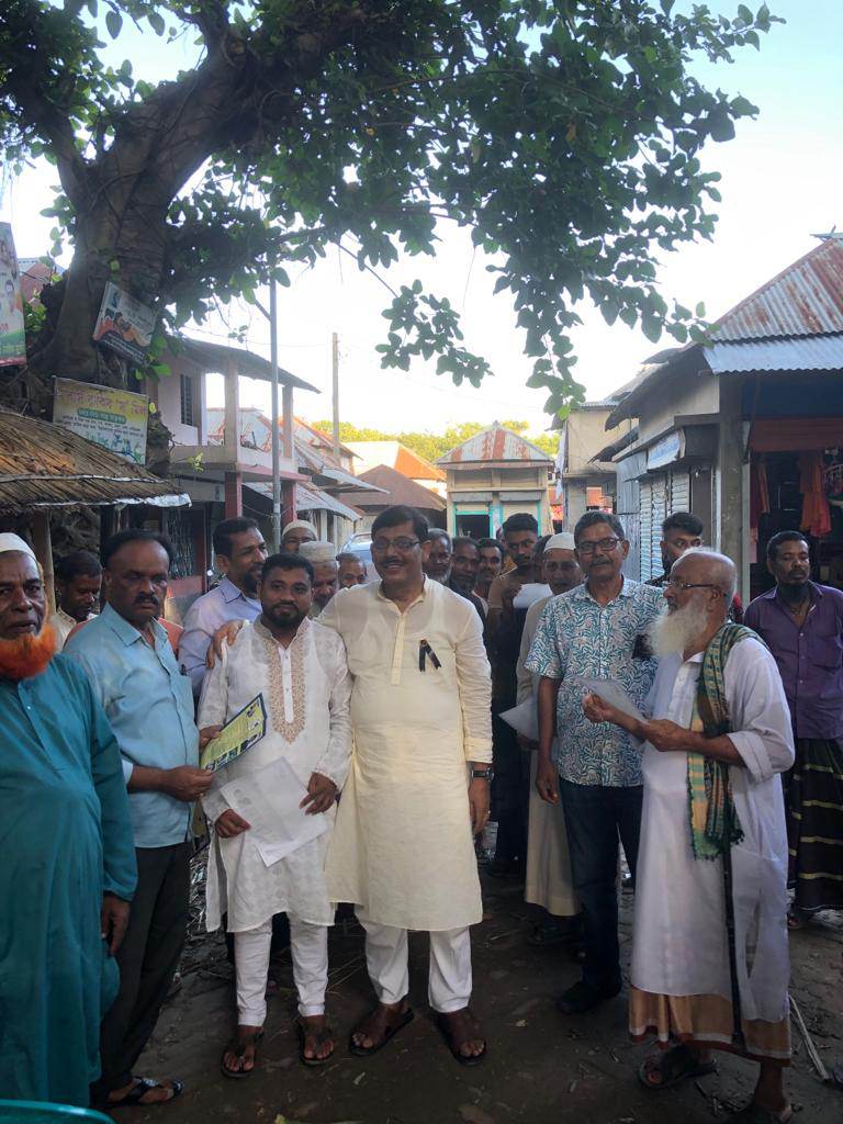 সালথায়  নৌকার পক্ষে ভোট চেয়ে লিফলেট বিতরণ করেছেন সাবেক এমপি সাইফুজ্জামান জুয়েল