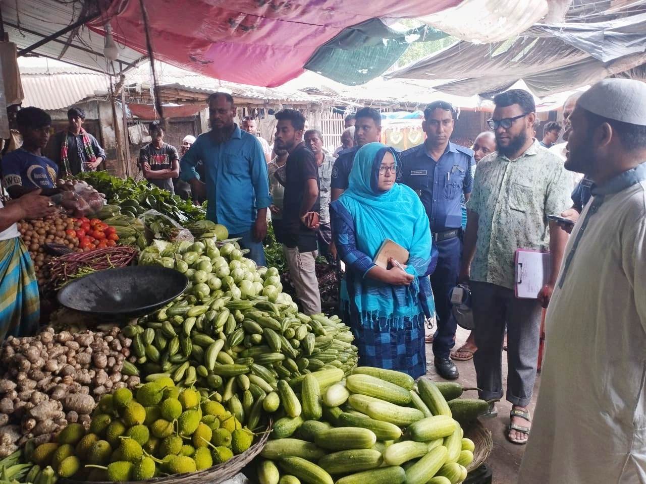 ফুলবাড়ীতে ভোক্তা অধিকারের অ‌ভিযান, দুই ব্যবসায়ীর জরিমানা।