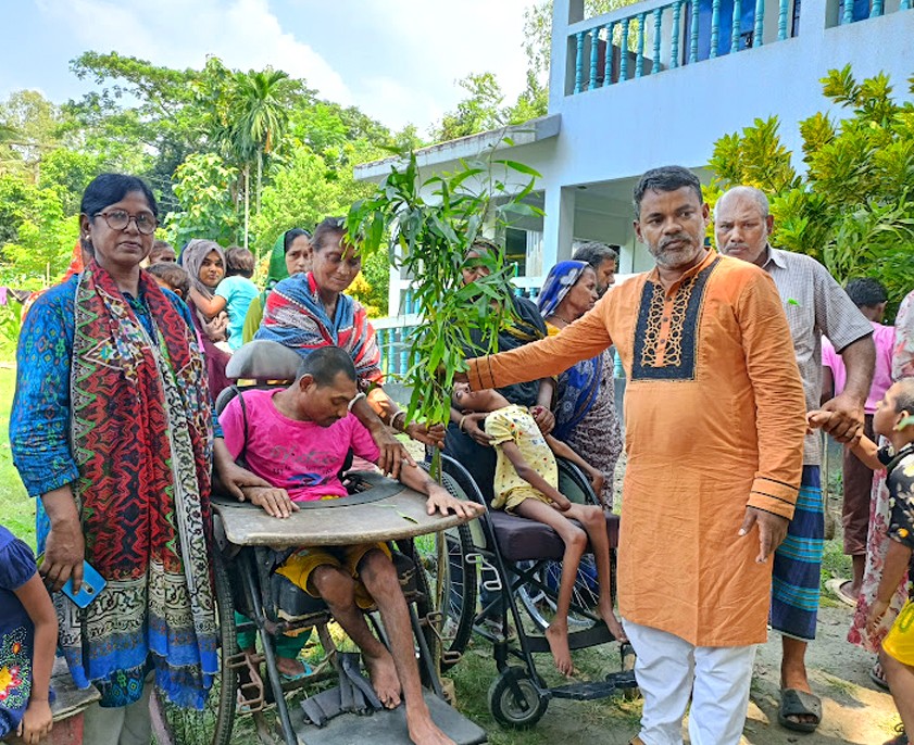 ঘিওরে প্রতিবন্ধীদের গাছের চারা বিতরণ