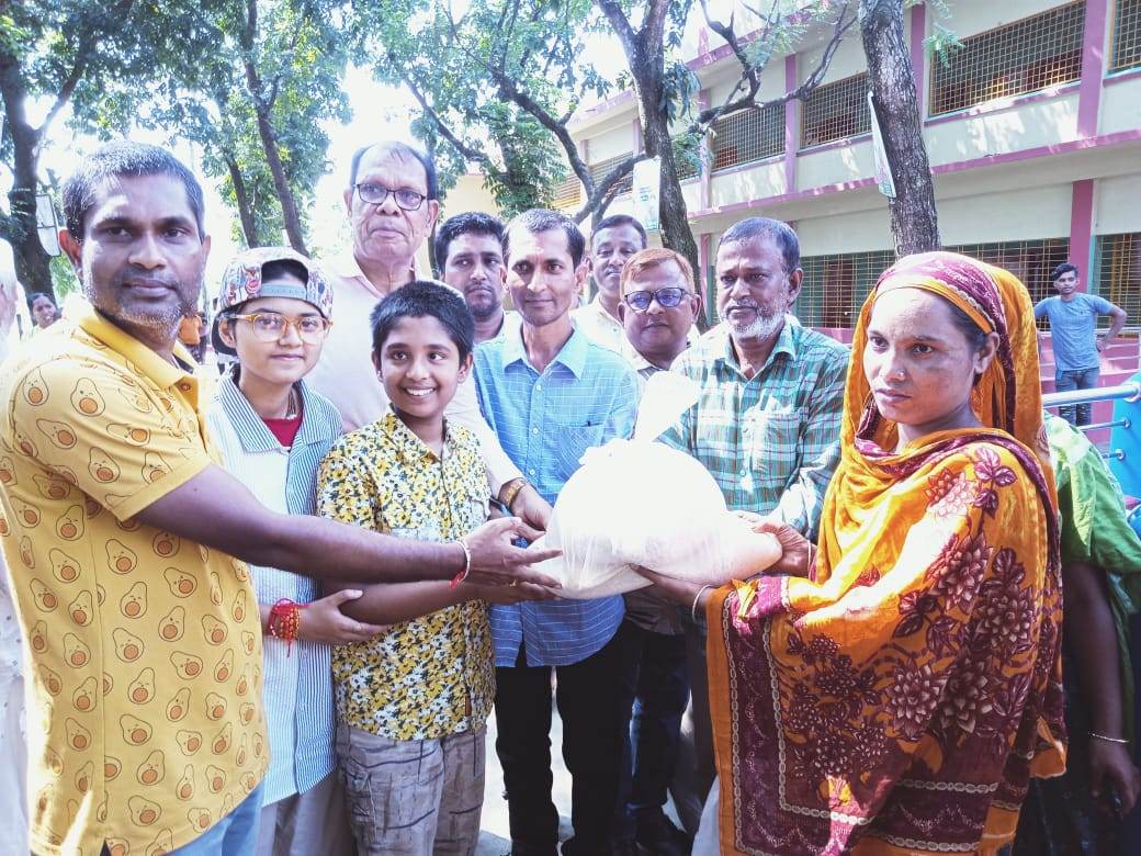 ফুলবাড়ীতে গুপ্তা প্লাইউডের উদ্যোগে দুই শতাধিক বন্যার্তদের মাঝে ত্রাণ বিতরণ