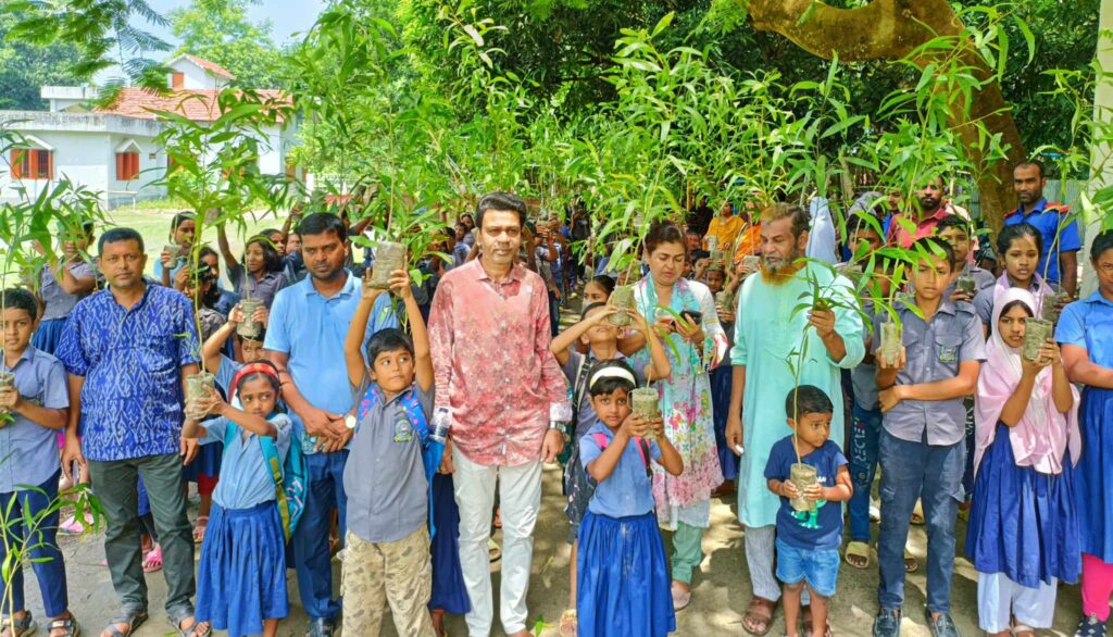 বানিয়াজুরীতে শিক্ষার্থীদের  মাঝে চারা বিতরণ