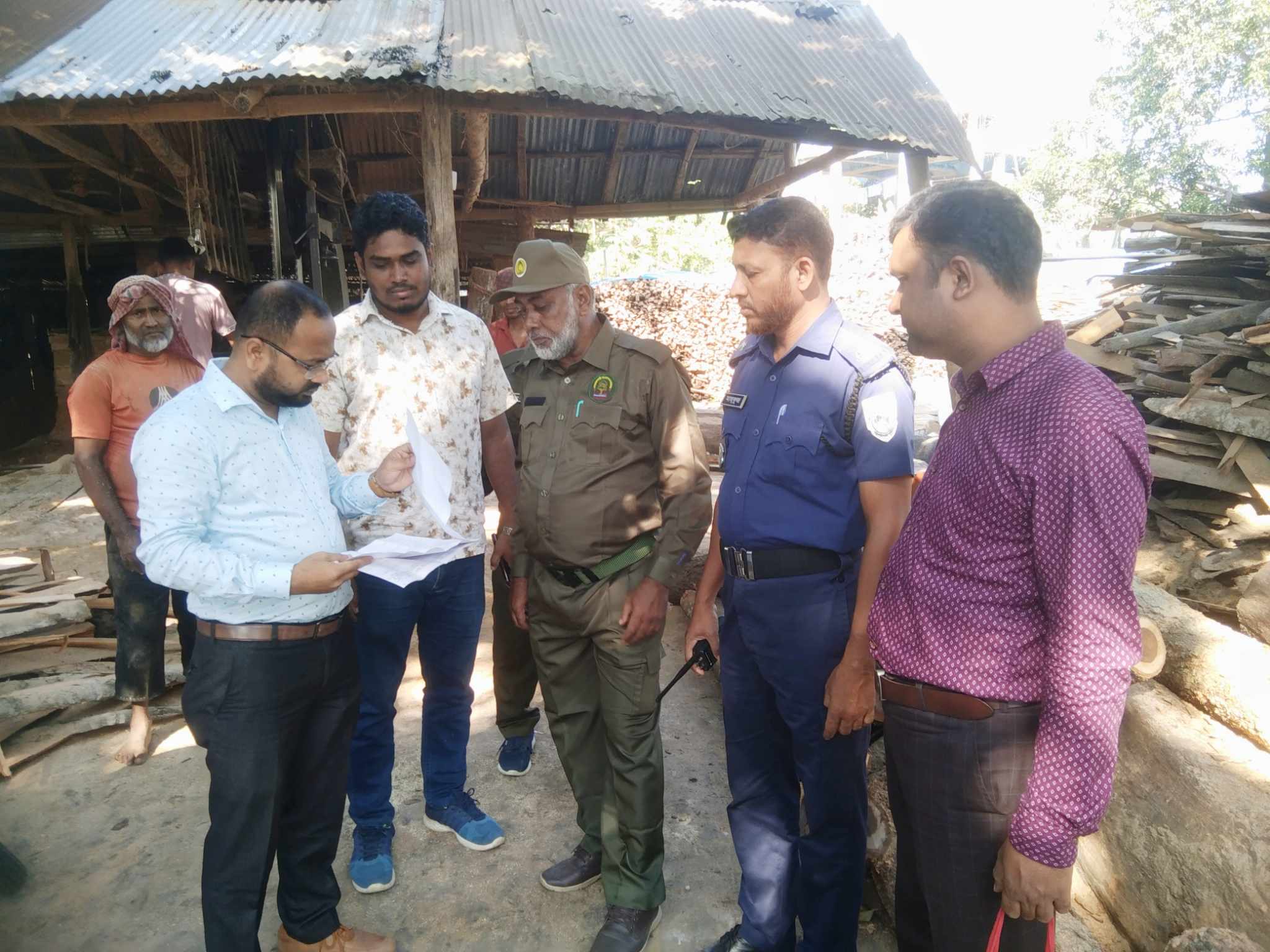 ফুলবাড়ীতে অবৈধ করাতকলে ভ্রাম্যমান আদালতের অভিযান, দুই ব্যবসায়ীর জরিমানা