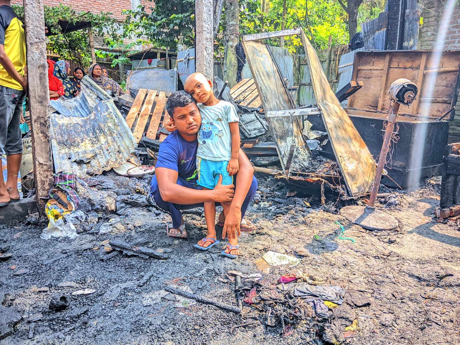 ঈশ্বরদীতে আগুনে পুড়ে বাড়ি ভস্মিভূত