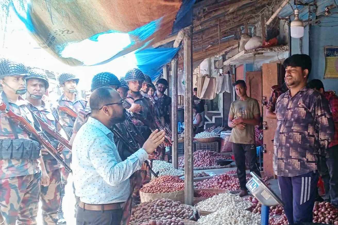 ফুলবাড়ীতে বাজার নিয়ন্ত্রনে প্রশাসনের অভিযান, বেশি দামে আলু বেচলেই কঠোর ব্যবস্থা