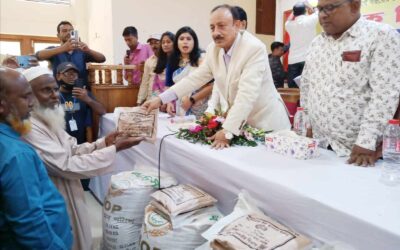 ফুলবাড়ীতে কৃষকদের মাঝে বিনামূল্যে বীজ ও রাসায়নিক সার বিতরণ