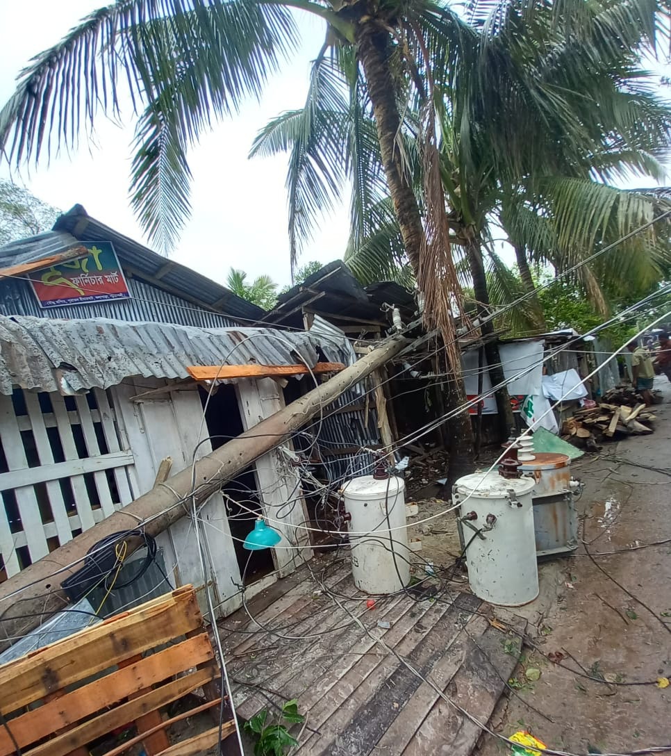 ঘূর্ণিঝড় রেমাল’র তান্ডবে কলাপাড়া উপকূলে ধ্বংসের ছাপ; ক্ষয় ক্ষতির পরিমান প্রায় ১০০ কোটি টাকা