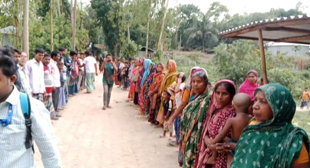 ঘিওরে মিথ্যা মামলার প্রতিবাদে মানববন্ধন 