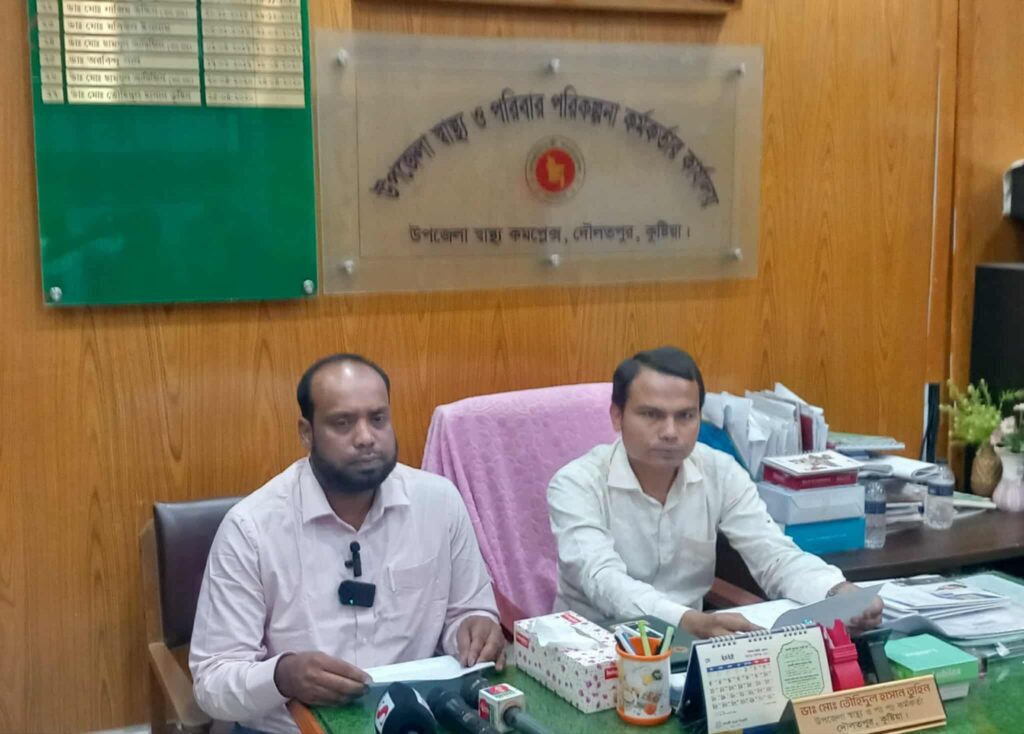 দৌলতপুর স্বাস্থ্যকেন্দ্রে ৩৫ জন চিকিৎসকের পরিবর্তে দায়িত্ব পালন করেন মাত্র ৮ জন