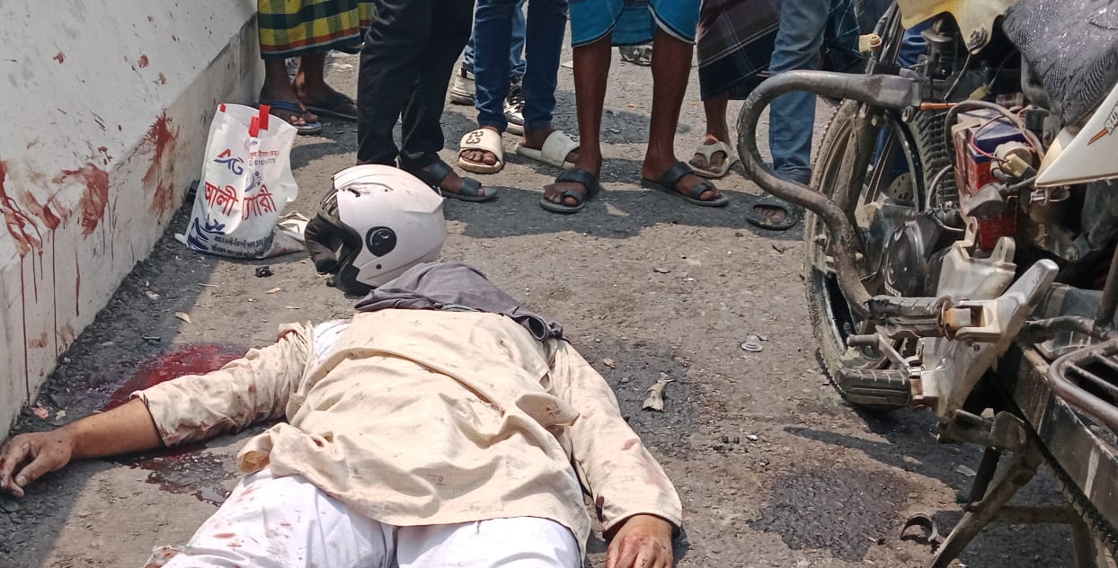 ঘিওরে স্বাধীনতা পরিবহনের সঙ্গে মোটরসাইকেলের মুখোমুখি সংঘর্ষে নিহত ১