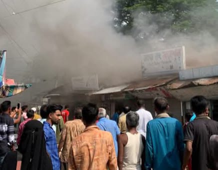 হরিরামপুরের ঝিটকা বাজারে অগ্নিকাণ্ডে ৭টি দোকান পুড়ে ছাই 