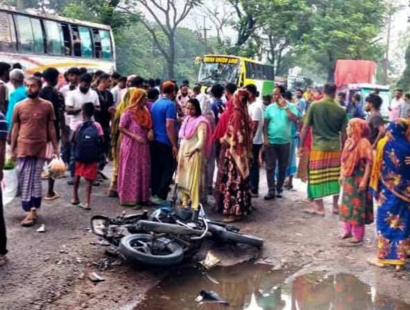 মানিকগঞ্জে বাসচাপায় মোটরসাইকেল চালক নিহত 