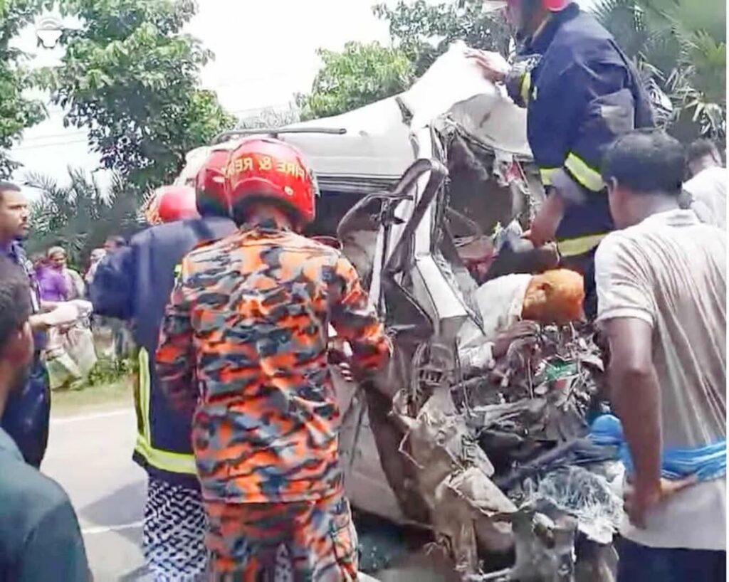 বড়াইগ্রামে সড়ক দুর্ঘটনায় দৌলতপুরের এক পরিবারের ৭ জনসহ নিহত ৮