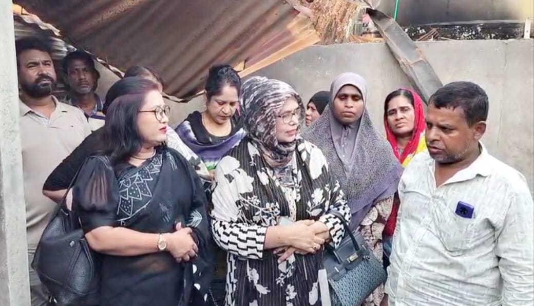 ঘিওরে অগ্নিকাণ্ডে পুড়ে যাওয়া ঘটনাস্থল পরিদর্শন করেন খোন্দকার আতিকা