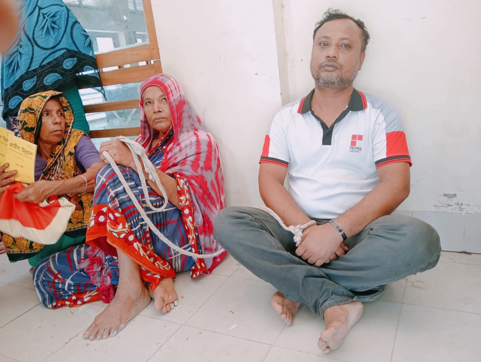 শিবালয়ে এনজিও গ্রাহকদের টাকা আত্মসাৎ করায় প্রতিষ্ঠানটির চেয়ারম্যানকে রশি দিয়ে বেঁধে রেখেছে ভুক্তভোগীরা 