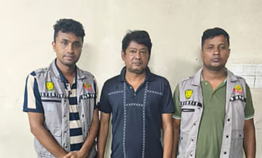 কেন্দ্রীয় কৃষক লীগ নেতা মোঃ রেজাউল করিম উজ্জ্বল দর্জি ঢাকায় ডিবির হাতে কট