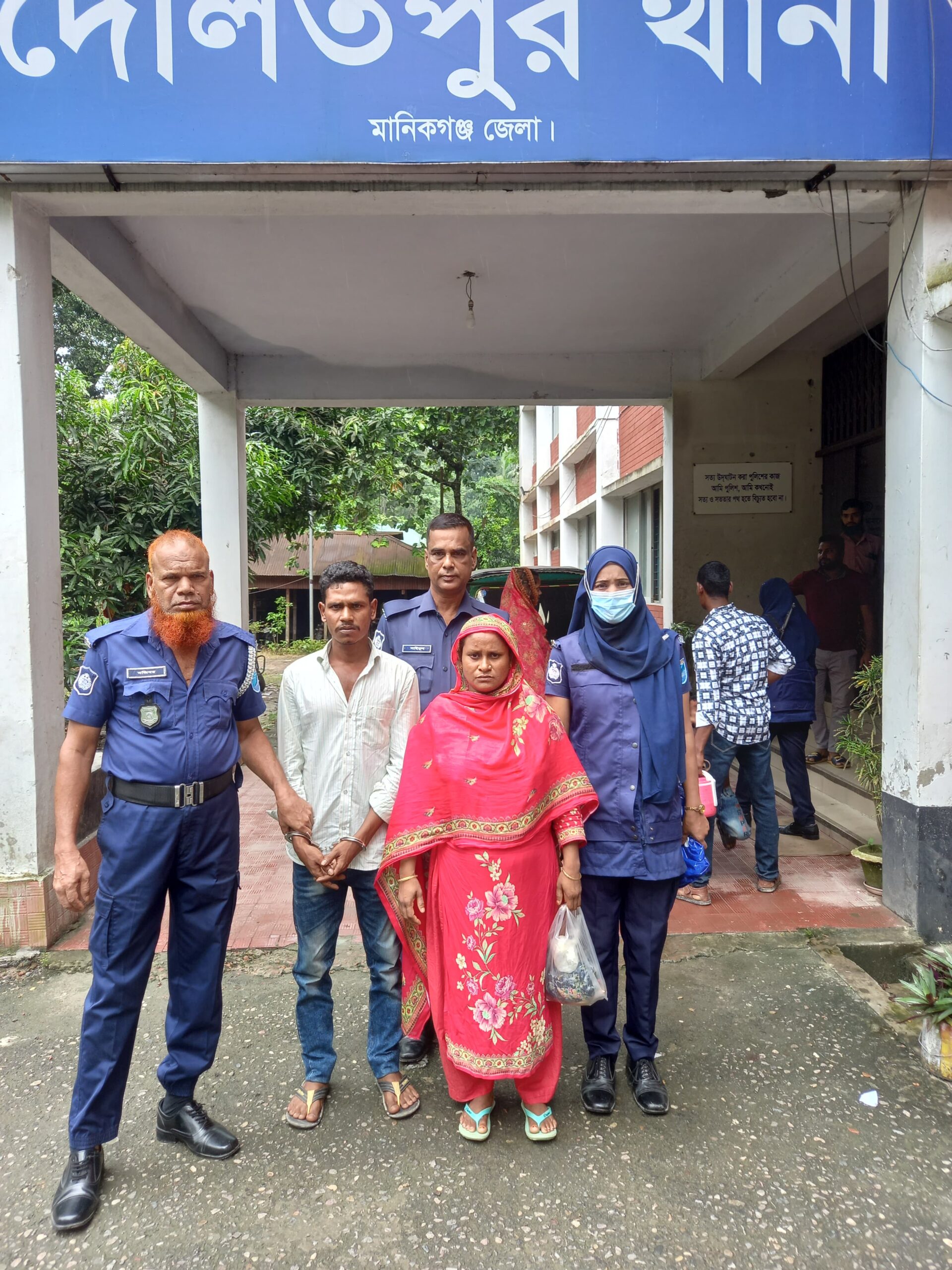 দৌলতপুরে গাজা সহ স্বামী-স্ত্রী আটক। 