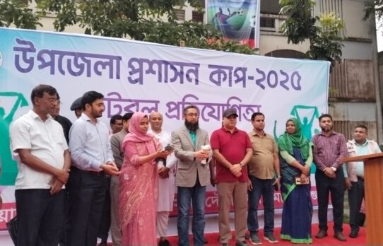 দৌলতপুরে ‘উপজেলা প্রশাসন কাপ’ ফুটবল টুর্নামেন্টের উদ্বোধন করলেন জেলা প্রশাসক