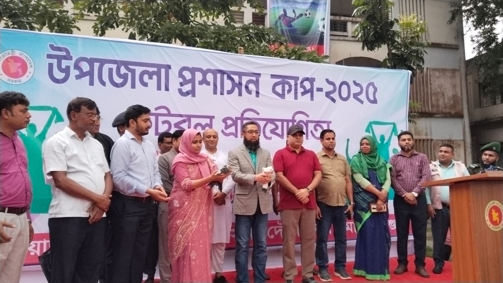 দৌলতপুরে ‘উপজেলা প্রশাসন কাপ’ ফুটবল টুর্নামেন্টের উদ্বোধন করলেন জেলা প্রশাসক