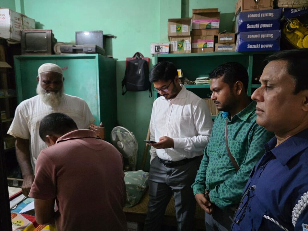 দৌলতপুরে সরকারি সার বেশি দামে বিক্রি, দুই ব্যবসায়ীকে জরিমানা