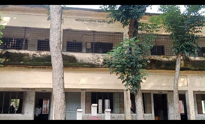 দৌলতপুর কলিয়া ঝুঁকিপূর্ণ ভবনে পাঠদান