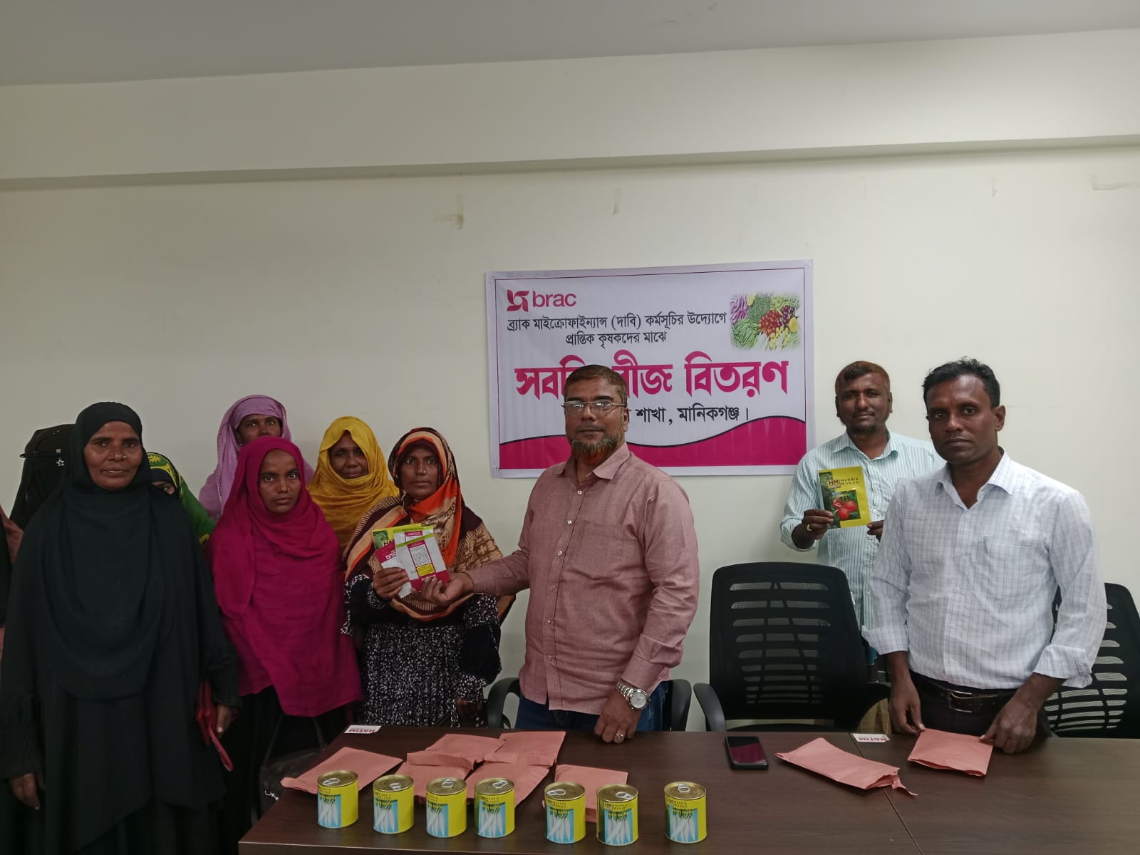 দৌলতপুরে সবজি বীজ বিতরণ 