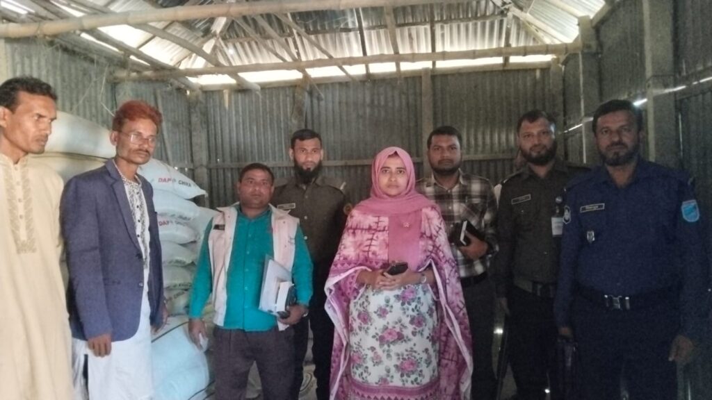 দৌলতপুরে বেশী দামে সার বিক্রি ও মজুদ করায় ব্যবসায়ীকে জরিমানা