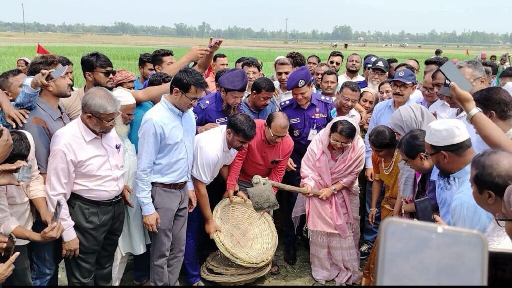 দৌলতপুরে খাল খননের শুভ উদ্বোধন করলেন-বেসকারি বিমান ও পর্যটন মন্ত্রী আফরোজা খানম রিতা