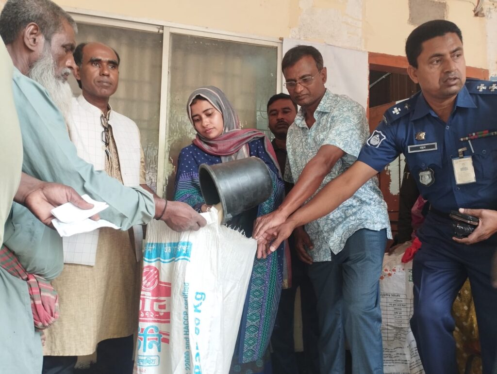 দৌলতপুরে হতদরিদ্র পরিবারের মধ্যে ভিজিএফ এর চাল বিতরণ। 