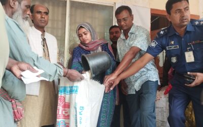 দৌলতপুরে হতদরিদ্র পরিবারের মধ্যে ভিজিএফ এর চাল বিতরণ। 